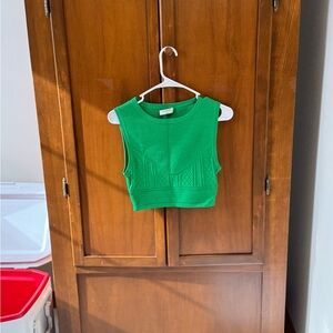 Aritzia Babaton sculpt knit crop top Kelly green medium length 15in shoulder hem